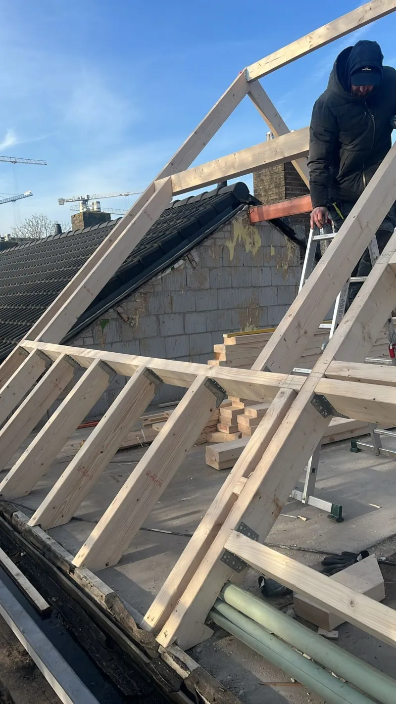 Timmerman aan het werk aan een houten dakconstructie