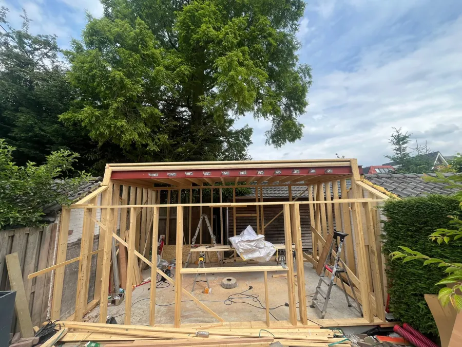 Tuinhuis in aanbouw, houtskeletbouw in de tuin