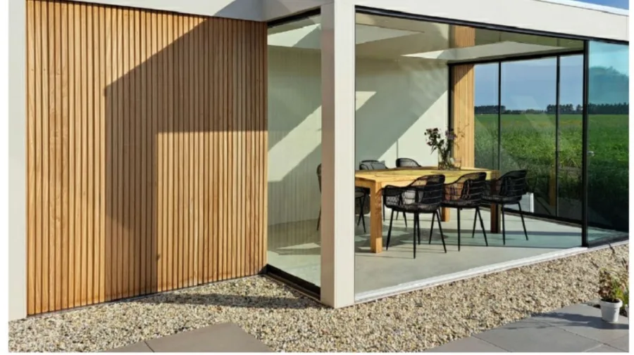 Moderne uitbouw met houten gevelbekleding en glazen pui